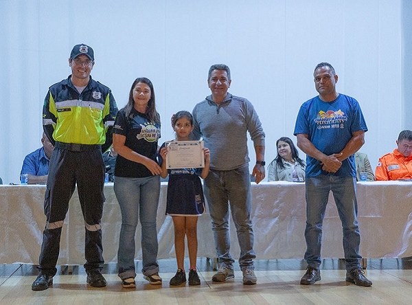 Prefeitura de Araxá, 37º BPM e Consep entregam certificados