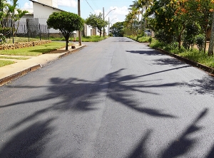 Parque das Flores recebe recapeamento asfáltico