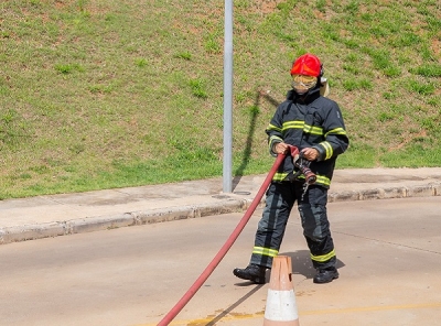 Corpo de Bombeiros realiza simulação de incêndio