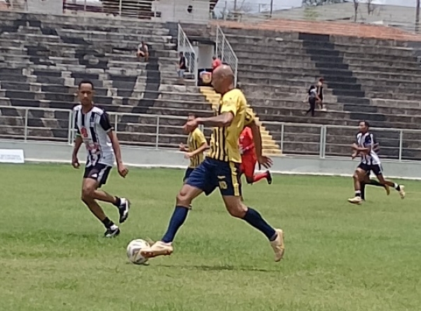 Santa bate o Arachás e abre vantagem nas semi do Amadorão